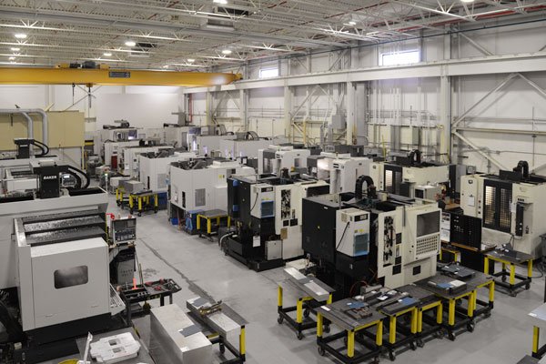 Fábrica moderna com máquinas CNC