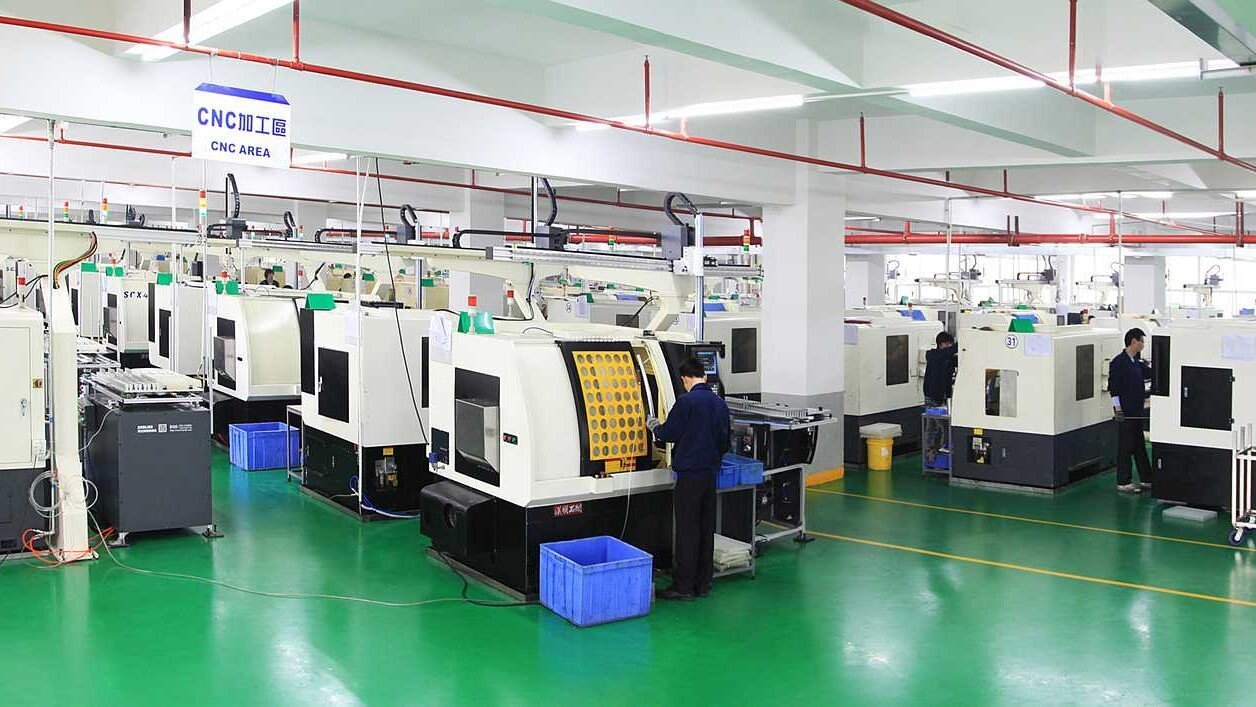 Ambiente industrial com máquinas CNC